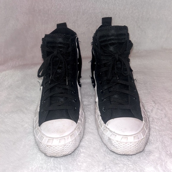 Converse - Picture 1 of 4